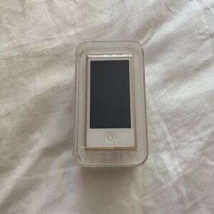 iPod Nano 16GB (pre-owned)